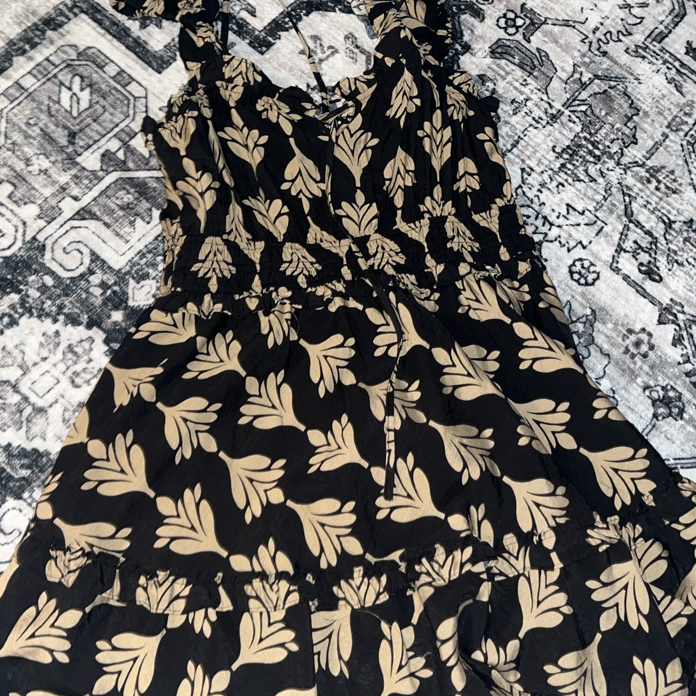 Chic Black and Cream Leaf Print Midi Dress